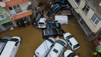 Дъждът, парализирал живота в Истанбул, е най-силният, откакто се правят измервания