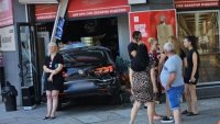 Кола се вряза в магазин в Пловдив, има пострадали