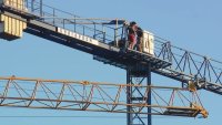 Арестуваха двама, качили се на 50-метров строителен кран в София