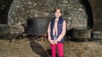 Издирват 12-годишната Мери, родена с пълна загуба на слуха