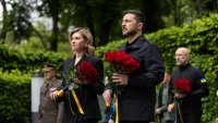 Зеленски поднесе цветя на гроба на Незнайния воин в Киев