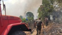 Пожар във вилна зона край Бургас, евакуират жителите