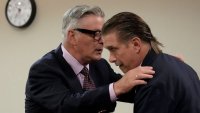 Актьорите Алек и Стивън Болдуин се забиха с колата си в дърво