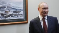 Краката на Путин конвулсираха подозрително: Носи ли екзоскелет, за да е по-висок? ВИДЕО
