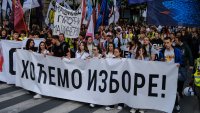 Хиляди на протест в над 30 града в Сърбия с искане за предсрочни избори