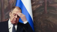 Лавров пристигна в Аляска, тениската му с надпис “СССР” загатва за съветска носталгия
