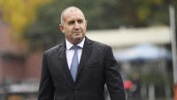 Радев пристигна с личната си кола в Смолян, посрещна унгарския президент ВИДЕО