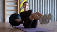 Край на паласките! 5 упражнения, които премахват "любовните дръжки"