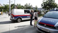 Пешеходен мост в Линц се срути върху камион
