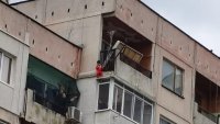 Увисналото от осмия етаж дете в Ямбол и сестра му се събират отново днес
