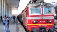 Две 20-годишни момичета скочиха от прозореца на влак, изпуснали си спирката