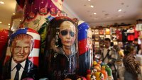 Тръмп и Путин, но като матрьошки, са хит в Москва 