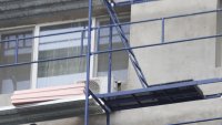 Работник е в кома след падане от скеле в Брезник
