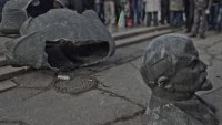 Казахстан срещу съветското минало: Събориха паметник на Ленин 