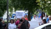 Протест под прозорците на Терзиев заради общинските жилища