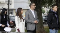 Около 30 души нахлуха в избирателна секция в Сърбия, полицията бездействала