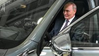 Путин зад волана на "Волга": Управлява се много добре, може дори с един пръст ВИДЕО