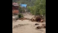 Три са вече жертвите на наводненията в северна Румъния