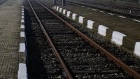 Почина едно от момичетата, скочили от влак в движение