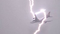 Светкавица удари самолет над Варна
