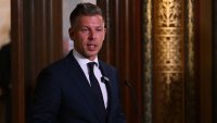 Мъж заплю унгарския премиер Петер Мадяр на гара в Будапеща