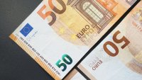 Възрастен грък хвърля по минувачи банкноти от 50 евро 