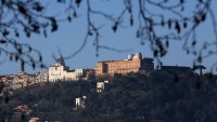 Чувствахме се изоставени от Франциск: Пап Лъв възроди традицията да почива в Кастел Гандолфо