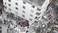 Рухнаха първите етажи на седеметажна сграда в Истанбул, седем души са затрупани