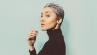 Елегантна визия дори със сива коса 