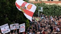 Напрежение в Англия: Полицаи слагат белезници на умиращ студент