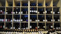 Търговските войни удариха френска индустрия: продажбите се сринаха с 90 млн. бутилки