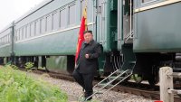 Ким пристигна в Пекин и помаха от бронирания влак СНИМКИ