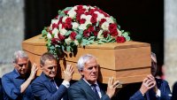 В кадър: Последно сбогом с легендарния Франко Барези в сърцето на Милано