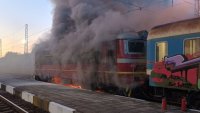 Влак гори на гарата в Бургас 