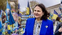 Дипломати от ЕС няма да напускат Киев