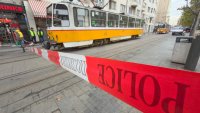 Инцидент в София: Трамвай блъсна момиче на пл. "Славейков" СНИМКИ/ВИДЕО
