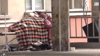 След два дни на пейката пред спешното във Враца: Бездомен мъж е приет за лечение