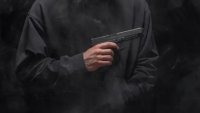 Дете на две години застреля майка си с пистолета на баща си
