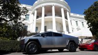 Още един удар за Tesla: Изтегля всички коли Cybertruck заради проблеми ВИДЕО