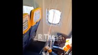 Парче от двигателя на самолет на Ryanair счупи прозорец, мъж почти излетя от него ВИДЕО