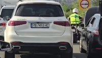 Луксозният автомобил, съпровождан от полиция на АМ "Струма", превозвал ранен при катастрофа
