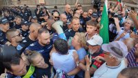 Протестиращи срещу еврото се сблъскаха с полицията пред Народното събрание ВИДЕО
