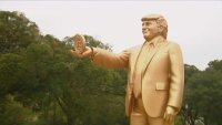 Огромна златна статуя на Тръмп, държащ биткойн, се появи пред Капитолия ВИДЕО