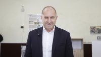 Радев гласува за първи път без съпругата си: Най-важното е да съставим редовно правителство