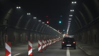 Кола самокатастрофира в тунела “Железница” и затвори движението към София