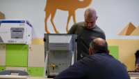 Хора с увреждания трябва да слизат по стълби, за да гласуват