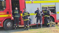 Пожар гори във вилната зона на Българово, евакуират хора