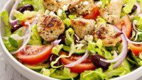 Рецептата Dnes: Гръцка салата с пилешко