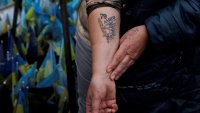 Украинците си правят татуировки, за да облекчат мъката от войната