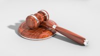 Оправдаха двама за убийство от 1994 г., след като десетилетия лежаха в затвора 
